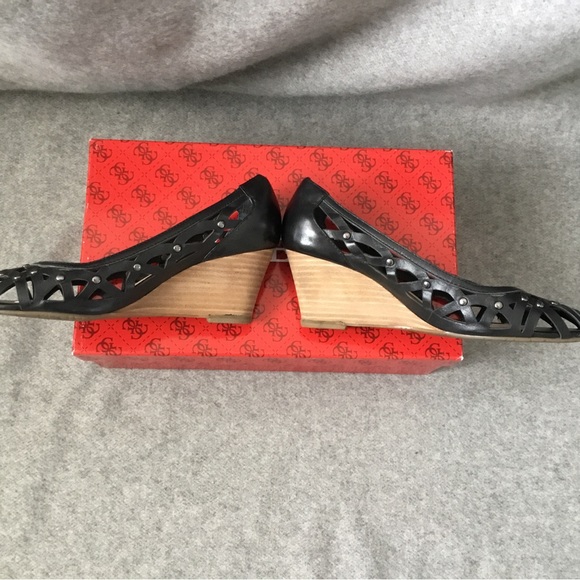 Guess Argue cutout wedge shoe with peep toe, size 5.5. - Picture 3 of 5